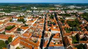 Drónfelvétel egy osztrák belváros cseréptetős házairól és főutcájáról